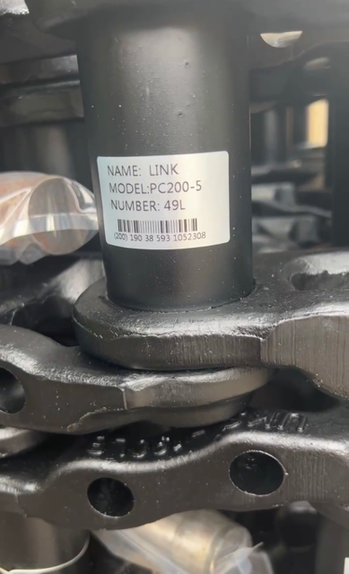 Детали ходовой части экскаватора Гусеничная цепь и звено гусеницы в сборе ПК200-5