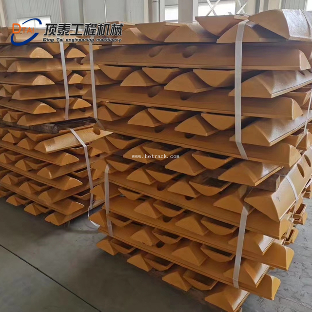 Ходовая часть бульдозера Д4х ЛГП Д155А-6 разделяет башмак болота пусковых площадок сельскохозяйственного трактора 175-32-31313